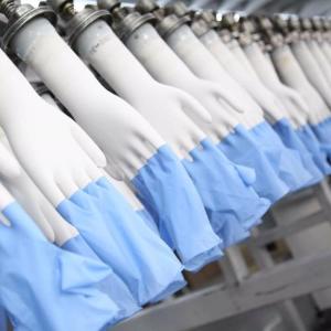Закрытие заводов крупнейшего в мире производителя медицинских перчаток